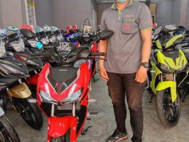Fadzilah Sales Advisor 
    <br src=