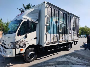 xZC730L 18ft corrugated with taillift <br src=
