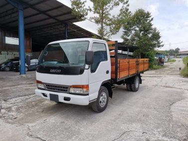 ISUZU NPR CARGO <br src=